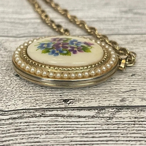 Vintage VTG Avon Floral Faux Pearl Locket Pendant Necklace 22” Long - Picture 9 of 13